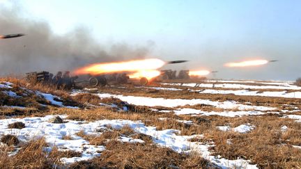 Des soldats nord-cor&eacute;ens participent &agrave; un exercice de tirs sur la c&ocirc;te est de la Cor&eacute;e du Nord, le 25 mars 2013. (KCNA / REUTERS)