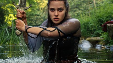 Katherine Langford incarne Nimue, la future Dame du Lac de la légende des Chevaliers de la Table Ronde (COURTESY OF NETFLIX)