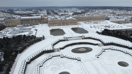 La neige tombée dans la nuit du mercredi 17 au jeudi 18 janvier a sublimé les paysages de la moitié nord de la France, notamment les jardins du château de Versailles. (France 2)