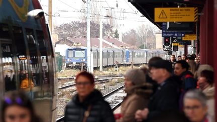 Un train TER en gare de Strasbourg, le 20 décembre 2022. (LAURENT REA / MAXPPP)