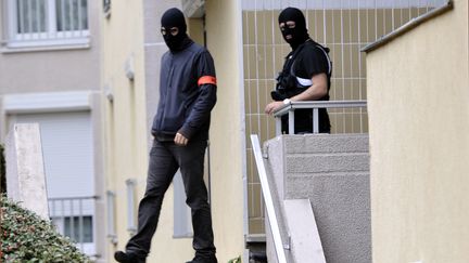 Des policiers quittent un immeuble o&ugrave; des box ont pu &ecirc;tre utilis&eacute;s par des membres de la cellule islamiste d&eacute;mantel&eacute;e, le 10 octobre 2012 &agrave; Torcy (Seine-et-Marne). (MEHDI FEDOUACH / AFP)