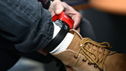 Un bracelet électronique anti-rapprochement contre les violences conjugales. (ERIC MALOT / MAXPPP)