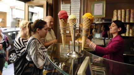 C'est &agrave; 30 ans que Raymond Berthillon&nbsp;devient directeur du caf&eacute;-h&ocirc;tel-glacier La Bourgogne, propri&eacute;t&eacute; de sa belle-m&egrave;re, situ&eacute; au 31, rue Saint-Louis-en-l'&icirc;le, o&ugrave; se trouve toujours le glacier.&nbsp; (DURAND FLORENCE / SIPA)