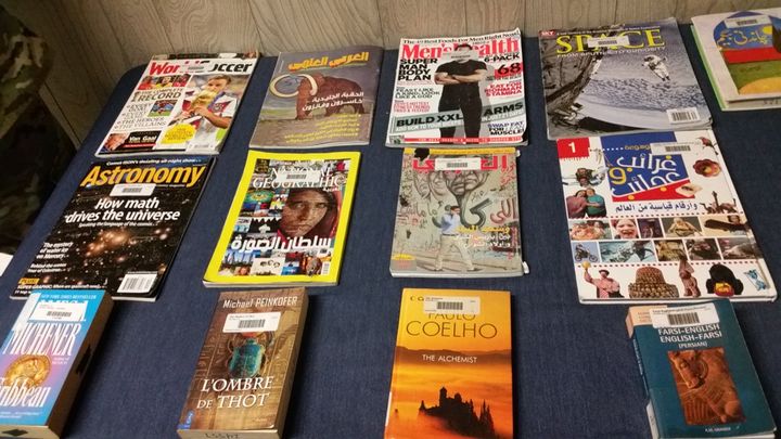 &nbsp; (Les détenus ont accès aux magazines, en anglais, français, arabe... Le plus demandé est le National Geographic. © Elise Delève / Radio France)