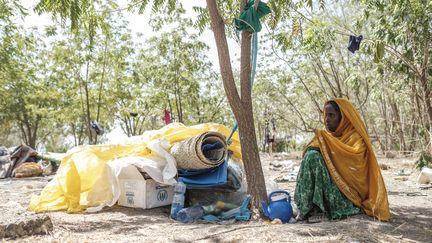 Une femme est assise à côté de ses bagages dans un camps de réfugiés de la ville de Semera dans la région Afar en Ethiopie le 14 février 2022. (EDUARDO SOTERAS / AFP)