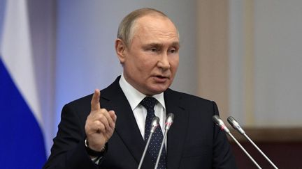 Le président russe Vladimir Poutine lors d'un discours à&nbsp;Saint-Pétersbourg (Russie), le 27 avril 2022. (ALEXEY DANICHEV / SPUTNIK / AFP)