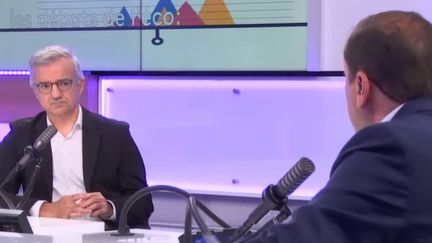 Patrice Geoffron face à Emmanuel Cugny lors de l'émission "Les débats de l'éco" le 2 octobre 2021 (FRANCEINFO / RADIO FRANCE)