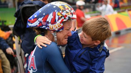 Impossible pour la cycliste américaine Kristin Armstrong de retenir ses larmes en retrouvant son fils, le 10 août, après avoir remporté l'or au contre-la-montre individuel. (MAXPPP)