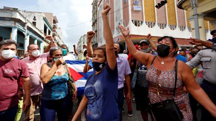 Des Cubaines participent à une manifestation contre le gouvernement à La Havane, à Cuba, le 11 juillet 2021. (ERNESTO MASTRASCUSA / EFE/ SIPA)