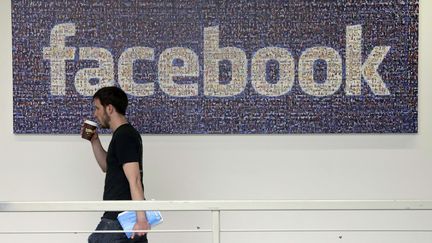 Un employé de Facebook circule dans les couloirs du siège à Menlo Park, en Californie (Etats-Unis), le 15 mars 2013. (JEFF CHIU / AP / SIPA)