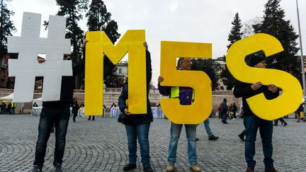 Des partisans du&nbsp;Mouvement 5 étoiles, le 4 mars 2018, à Rome (Italie). (MICHELE SPATARI / NURPHOTO)