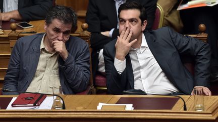 Le ministre des Finances grec Euclide Tsakalotos et son Premier ministre Alexis Tsipras, &agrave; Ath&egrave;nes, le 15 juillet 2015. (ARIS MESSINIS / AFP)