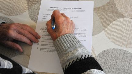 Sur la&nbsp;nouvelle version de l'attestation de déplacement, il faudra mentionner l'horaire de sortie du domicile.&nbsp; (PASCAL BACHELET / BSIP)