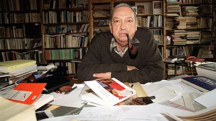 L'historien Jacques Le Goff dans son bureau, en 1999 &agrave; Paris. (HADJ / SIPA)