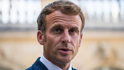 Emmanuel Macron le 6 septembre 2021 dans la cour du Palais de l'Elysée.&nbsp; (XOSE BOUZAS / HANS LUCAS)