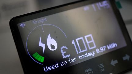 Sur cette photo d'archive prise le 4 février 2022, un compteur d'énergie intelligent, utilisé pour surveiller la consommation de gaz et d'électricité, est représenté dans une maison de Walthamstow, dans l'est de Londres. (TOLGA AKMEN / AFP)