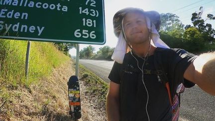 Tom Drury&nbsp;a parcouru les 4 000 km qui séparent Melbourne de Cairns en skateboard en Australie. (CAPTURE D'ECRAN INSTAGRAM)