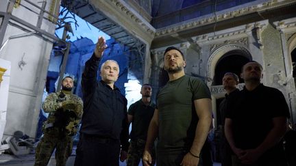 Cette photo diffusée le 27 juillet 2023 par le service de presse de la présidence ukrainienne montre le président ukrainien Volodymyr Zelensky visitant la cathédrale de la Transfiguration endommagée par une frappe de missile à Odessa le 23 juillet. (HANDOUT / UKRAINIAN PRESIDENTIAL PRESS SER)