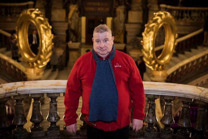 Claude Lévêque devant son installation du Palais Garnier (2018)
 (LIONEL BONAVENTURE / AFP)