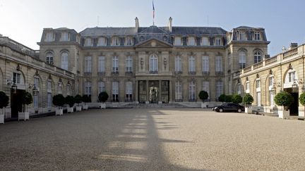 Une personne est en garde à vue pour avoir fait voler un drone près de l'Élysée. (PATRICK KOVARIK / AFP)