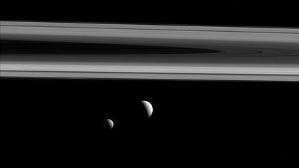 Saturne compte quelque 62 satellites naturels. Deux d'entre eux sont visibles sur ce cliché pris le 3 décembre 2015 : Encelade (au centre, juste sous les anneaux) et Mimas (en bas, juste à gauche). (NASA / JPL / SPACE SCIENCE INSTITUTE)