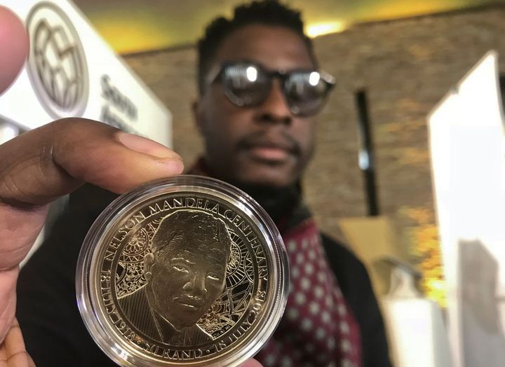 L'Afrique du Sud a lancé une pièce d'or et des billets de banque à l'effigie de Mandela à l'occasion du centenaire de sa naissance le 18 juillet 2018. (Photo Reuters/Mfuneko Toyana)