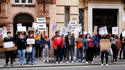 Des jeunes protestent devant le&nbsp;département de l'Education britannique contre les changements de notation des examens, à Londres, au Royaume-Uni, le 15 août 2020. (DOMINIKA ZARZYCKA / NURPHOTO / AFP)