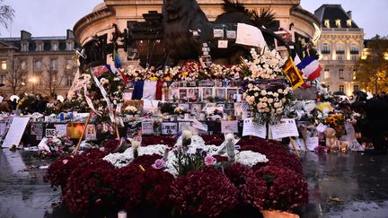 L'hommage aux victimes des attentats, place de la République, à Paris, le 21 novembre 2015. (LOIC VENANCE / AFP)