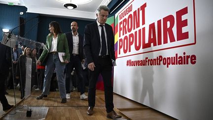 De gauche à droite, Marine Tondelier (Les Ecologistes), Manuel Bompard (LFI) et Fabien Roussel (PCF), lors d'une conférence de presse du Nouveau Front populaire, le 14 juin 2024 à Paris. (JULIEN DE ROSA / AFP)