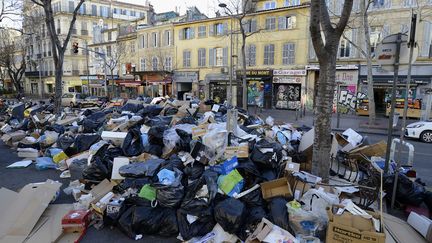 Un amoncellement de déchets dans une rue de Marseille (Bouches-du-Rhône), le 1er février 2022. (FRANCK PENNANT / MAXPPP)