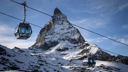 Le maintien à l'arrêt pendant les vacances de Noël 2020 des remontées mécaniques dans les stations de ski française incompris (illustration). (FABRICE COFFRINI / AFP)