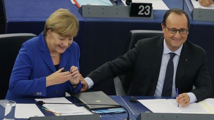 Angela Merkel et Fran&ccedil;ois Hollande avant leur intervention conjointe devant le Parlement europ&eacute;en &agrave; Strasbourg (Bas-Rhin), le 7 octobre 2015. (VINCENT KESSLER / REUTERS)