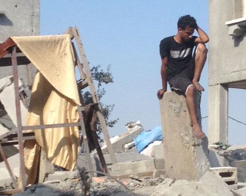 Un Gazaoui dans les ruines de sa maison. Août 2014. (Dorothée Olliéric)