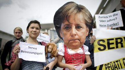 Les masques d'Angela Merkel font leur apparition en marge des sommets europ&eacute;ens ou dans les manifestations, comme ici &agrave; Berlin, le 6 juin 2012.&nbsp; (IPON-BONESS / SIPA)