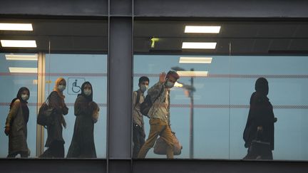 Ces passagers, qui ont fui l'Afghanistan, débarquent à l'aéroport de Roissy Charles-de-Gaulle (ALAIN JOCARD / AFP)