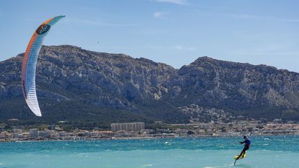 Théo de Ramecourt, sur son kite, dans la rade de Marseille, en 2019. (FREDERIC SPEICH / MAXPPP)