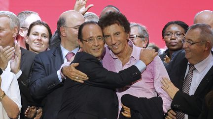 Le 13 octobre 2011, Paris. Au c&ocirc;t&eacute; de l'ancien ministre de la Culture jack Lang (D) &agrave; l'issue du premier tour des primaires du Parti socialiste. (PATRICK KOVARIK / AFP)