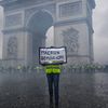 Un "gilet jaune" tient une pancarte appelant à la démission d'Emmanuel Macron, lors de la manifestation à Paris, le 1er décembre 2018. (CHRISTOPHE PETIT TESSON / MAXPPP)