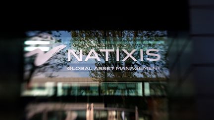 Façade du batiment Natixis à Paris. (LOIC VENANCE / AFP)