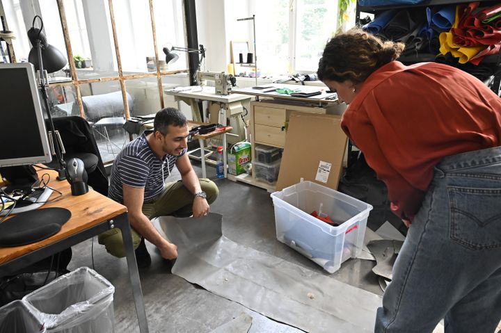 Vera Guenther, co-fondatrice de mimycri et Khaldon al-Hussain dans l'entrepot de l'entreprise à Berlin le 12 juillet 2019. (TOBIAS SCHWARZ / AFP)