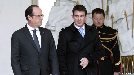 Fran&ccedil;ois Hollande et Manuel Valls sur le perron du palais de l'Elys&eacute;e, &agrave; Paris, le 26 novembre 2014. (ALAIN JOCARD / AFP)