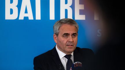 Le président sortant de la région des Hauts-de-France, Xavier Bertrand, en campagne pour sa réelection, lors d'une conférence de presse, à Maubeuge (Nord), le 3 mai 2021. (CELIA CONSOLINI / HANS LUCAS / AFP)