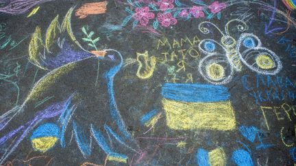Des dessins à la craie d'enfants ukrainiens (illustration). (SERHII HUDAK / AVALON / MAXPPP)