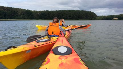 &nbsp; (A la force du poignet sur la rivière du Bono avec Nicolas de Noüe, prof de Kayak © Radio France / Jérôme Jadot)