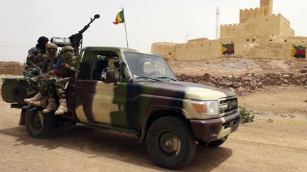 Des soldats maliens patrouillent &agrave; l'ext&eacute;rieur de la ville de Kidal (Mali), le 29 juillet 2013. (KENZO TRIBOUILLARD / AFP)