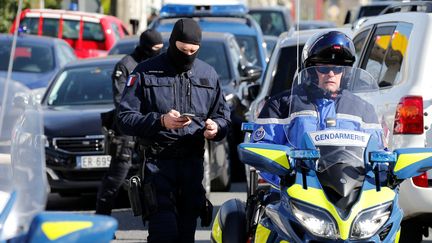 Une membre du GIGN après l'assaut sur le Super U de Trèbes (Aude), le 23 mars 2018. (REGIS DUVIGNAU / REUTERS)