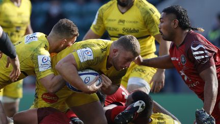 Le talonneur rochelais Pierre Bourgarit charge face à Toulouse, en finale de la Champions Cup, le 22 mai 2021. (ADRIAN DENNIS / AFP)