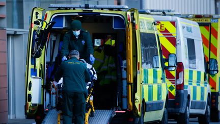 Des ambulanciers amènent un patient aux urgences du Royal London Hospital, dans la capitale du Royaume-Uni, le 25 janvier 2021. (DAVID CLIFF / NURPHOTO / AFP)