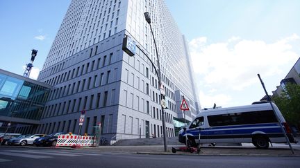 Une fourgon de police devant l'hôpital de la Charité, à Berlin, le 23 août 2020. (CLEMENS BILAN / EPA)