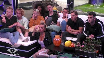 Les candidats du "Big Brother" allemand apprenent que le monde&nbsp;fait face à une pandémie de coronavirus, le 17 mars 2020 (capture écran). (SAT.1)